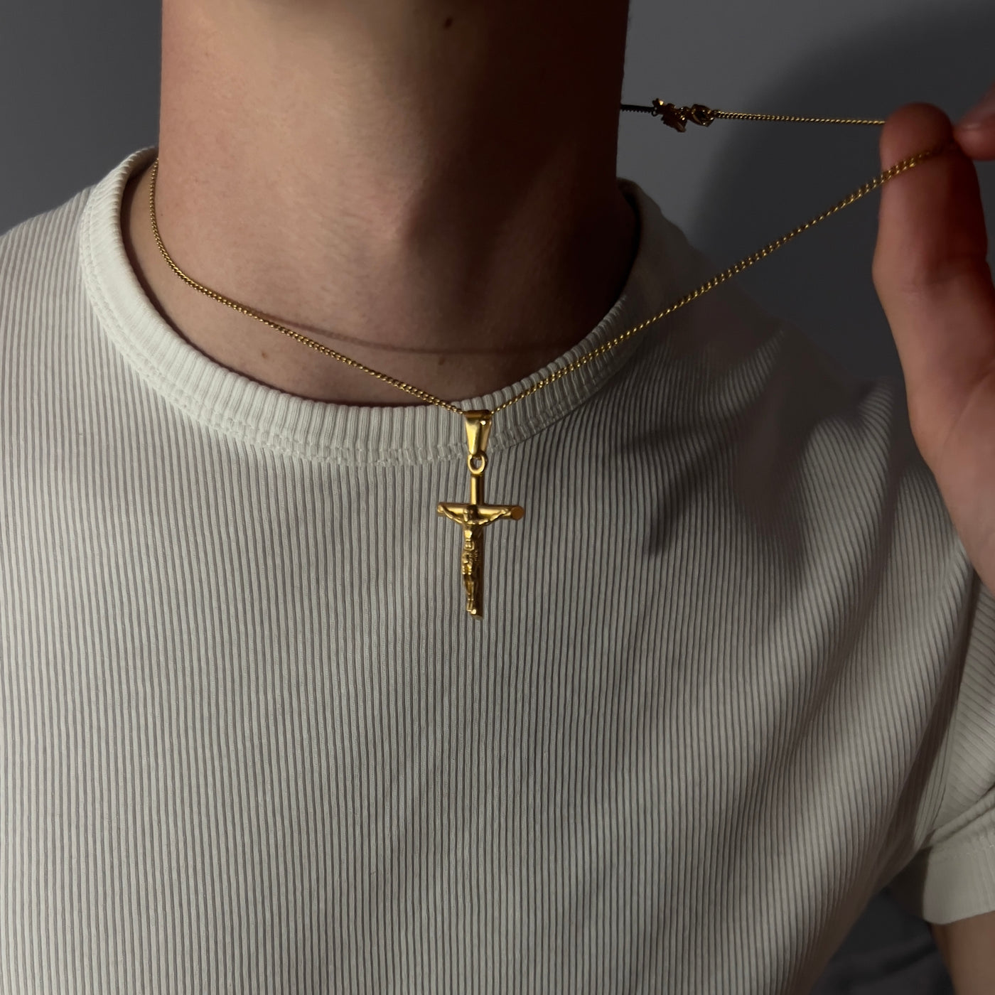 CRUCIFIX NECKLACE (ORO)